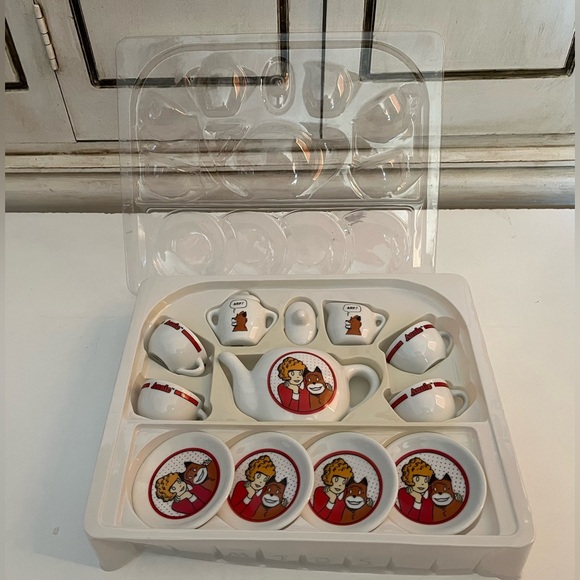 Vintage 2002 LITTLE ORPHAN ANNIE Porcelain Tea Set by Schylling Collectible - Picture 2 of 8